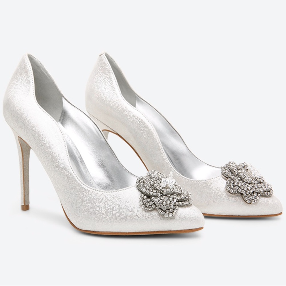 EUC Nine West 6.5 silver metallic heel with toe embellishment